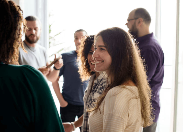 bénévoles d'association qui peuvent se concentrer sur leurs adhérents car ils ont fait un partenariat avec une assistante administrative