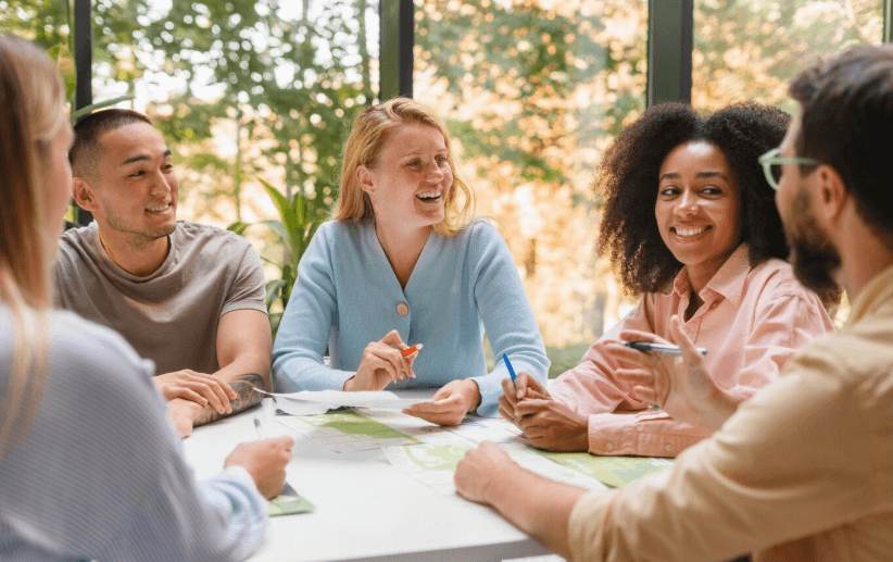 Réunion de membres d'association masculins et féminins, organisation, administratif