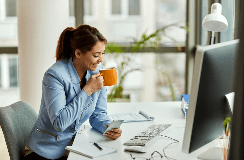 Femme freelance détendue devant son PC