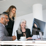 Entrepreneur et entrepreneuses qui collaborent devant un ordinateur