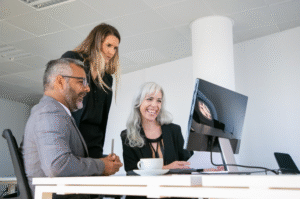 Entrepreneur et entrepreneuses qui collaborent devant un ordinateur