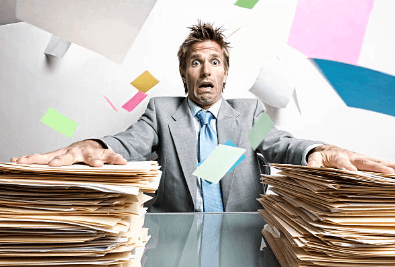 dirigeant d'une TPE/PME qui est au bord du burnout car il croule sous les trop nombreuses tâches administratives