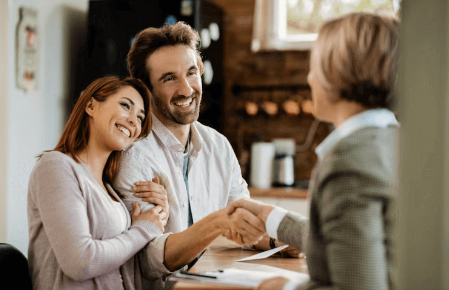 Couple détendu grâce à l'aide de leur assistante administrative